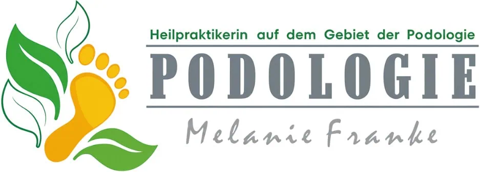 Logo mit Fußabdruck und Blättern, das den Text 'Podologie Melanie Franke' zeigt, mit dem Slogan 'Heilpraktikerin auf dem Gebiet der Podologie'.